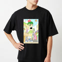 Camiseta com estampa frontal de uma personagem de cabelo verde em posição destacada, com um sol sorridente e prédios ao fundo sob um céu claro.