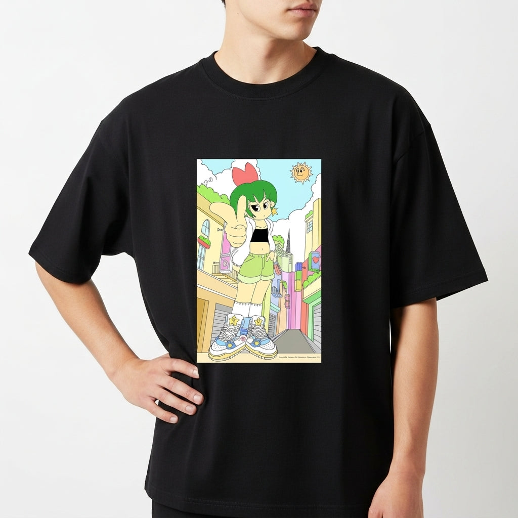 Camiseta com estampa frontal de uma personagem de cabelo verde em posição destacada, com um sol sorridente e prédios ao fundo sob um céu claro.