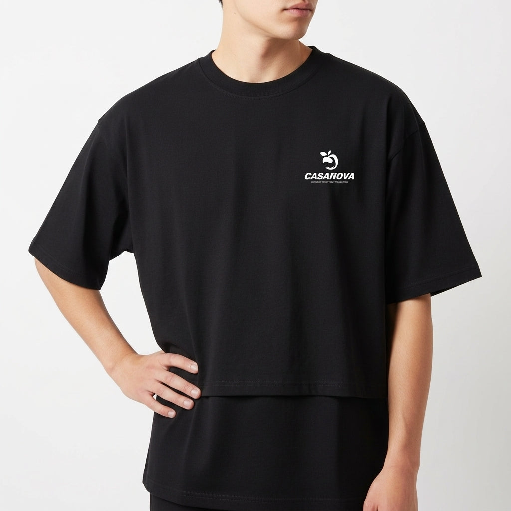 Camiseta com estampa frontal de logotipo discreto com texto pequeno e símbolo estilizado, e estampa traseira de pinguim surfando em onda com texto vibrante.