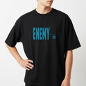 Camiseta com estampa frontal de palavra "ENEMY" em caixa alta, acompanhada de um pequeno texto "CONFRONTING" e o número "2125" ao lado direito.