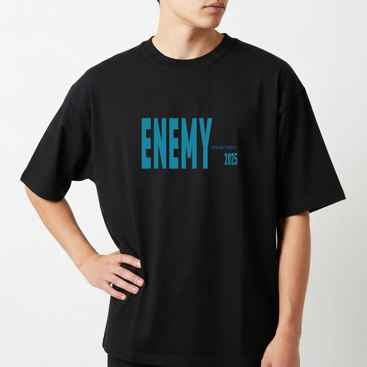 Camiseta com estampa frontal de palavra "ENEMY" em caixa alta, acompanhada de um pequeno texto "CONFRONTING" e o número "2125" ao lado direito.