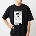 Camiseta com estampa frontal de personagem em estilo cartoon, com cabelo longo, fazendo sinal de paz em uma rua urbana com edifícios detalhados ao fundo.