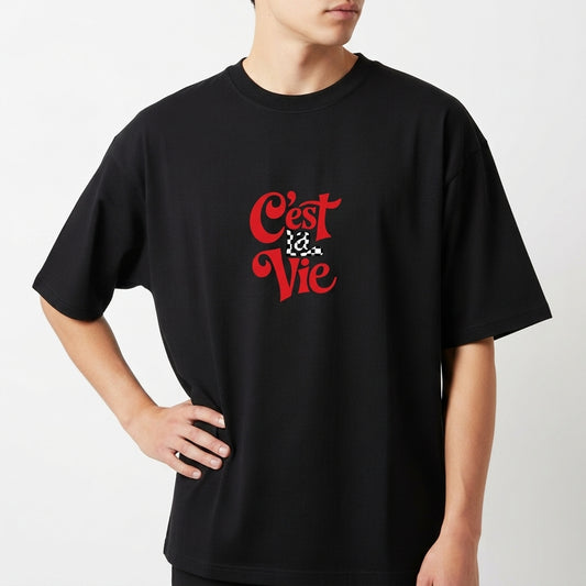 Camiseta com estampa frontal de frase estilizada "C'est La Vie" em tipografia artística, destacando-se ao centro.