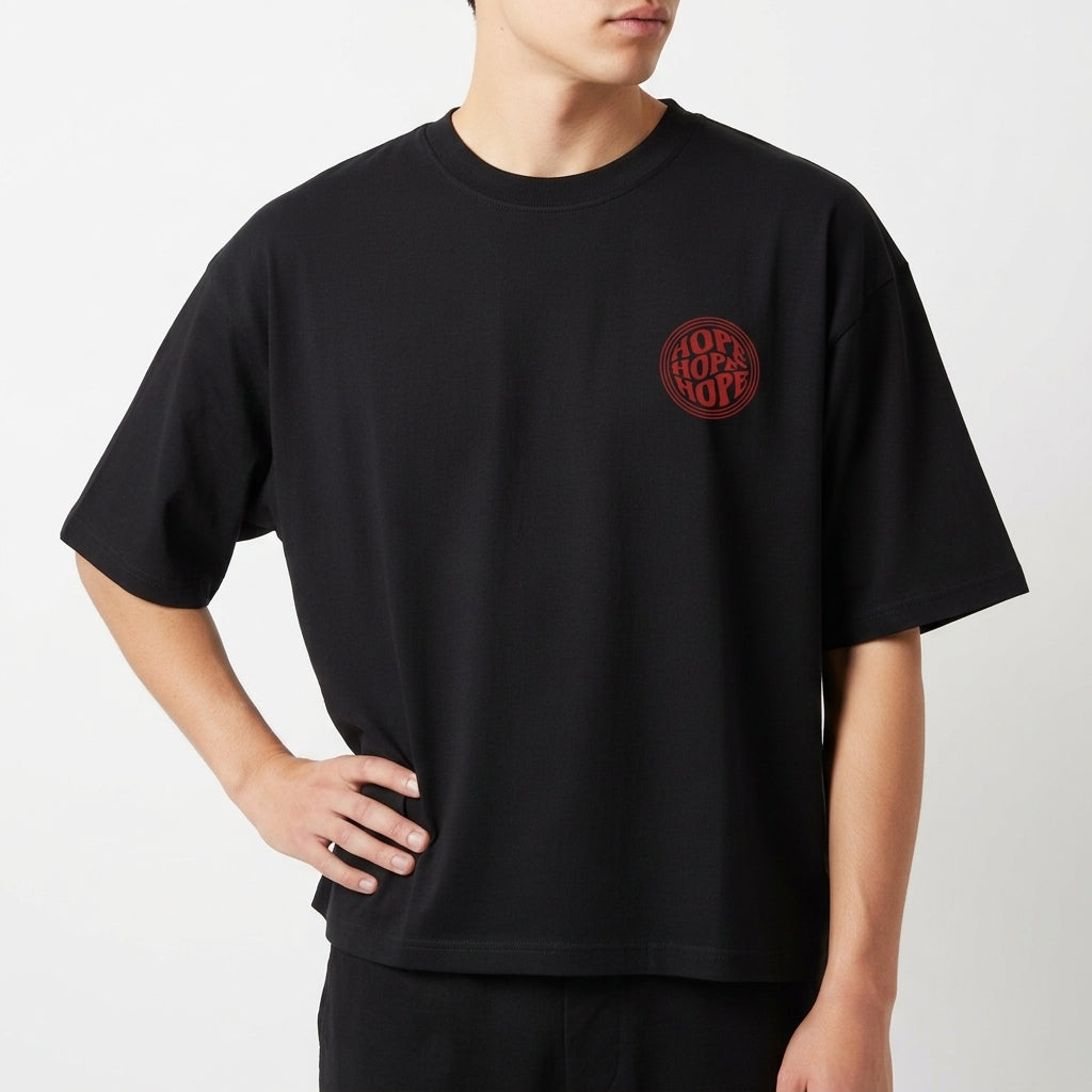 Camiseta com estampa frontal de "HOPE" estilizado em letras justapostas e estampa traseira com frases misturando palavras em formato de ampulheta.