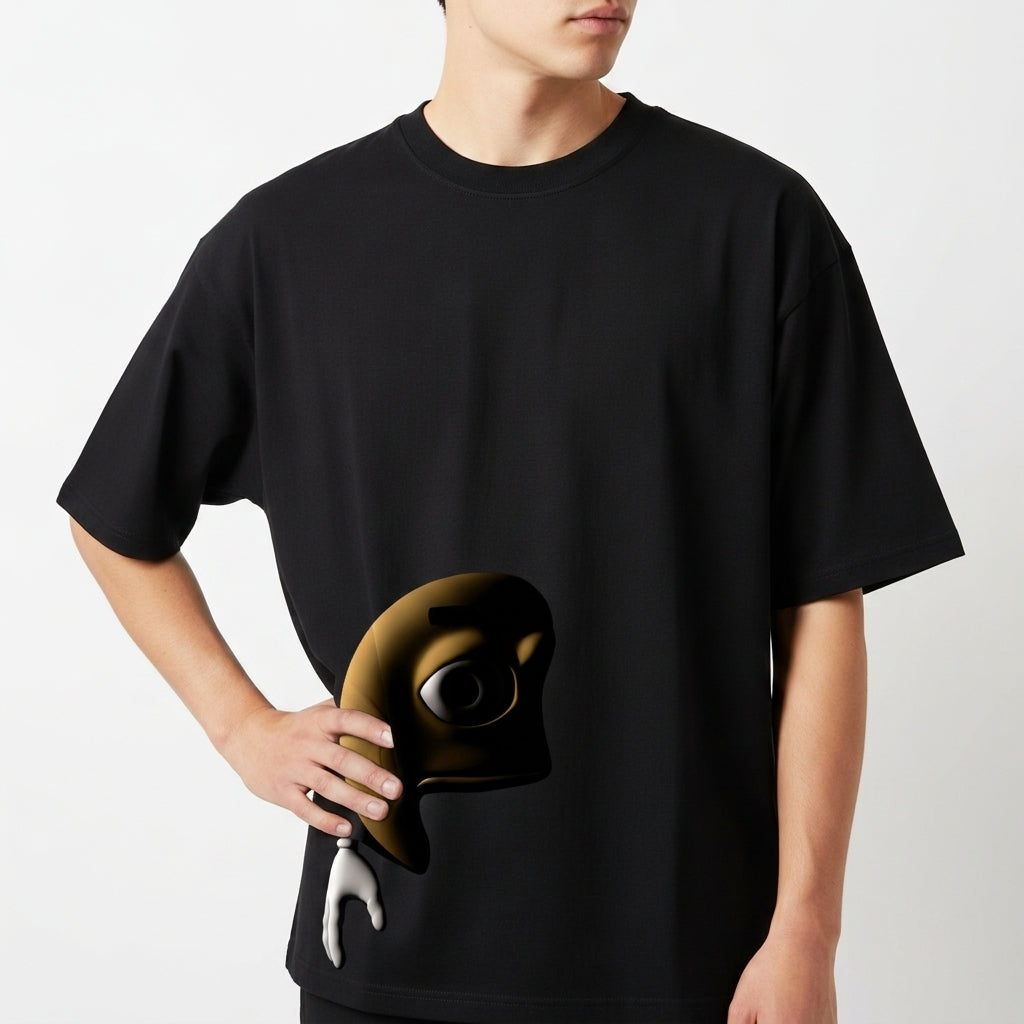 Camiseta com estampa frontal de um personagem amarelo parcialmente oculto, exibindo um olho expressivo e uma mão branca apontada para baixo.