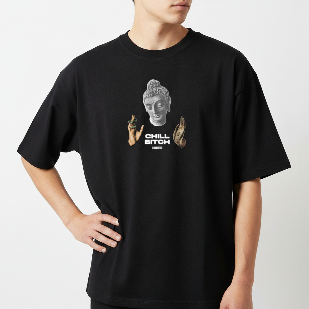 Camiseta com estampa frontal de cabeça de Buda cinza, duas mãos distintas segurando flores, uma cobra desenhada e a frase "Chill Bitch" em destaque.