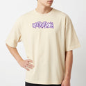Camiseta com estampa frontal de lettering estilizado em graffiti, com contorno robusto e detalhes dinâmicos que evocam um design urbano e moderno.