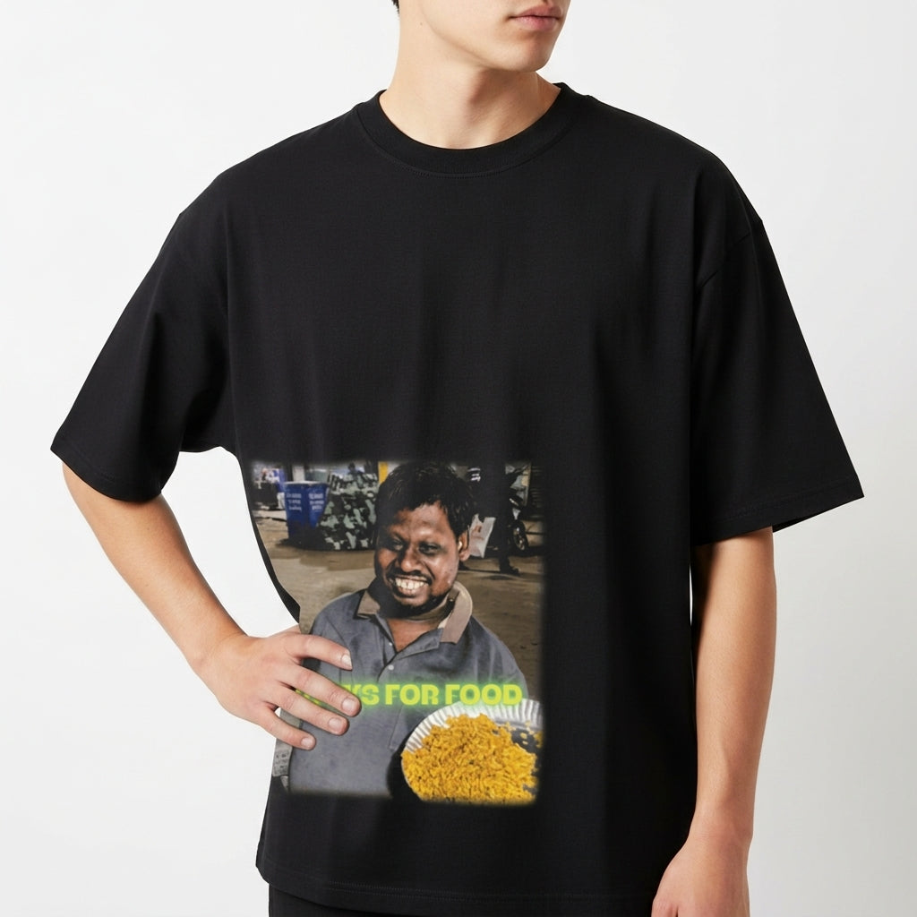Camiseta com estampa frontal de homem sorrindo segurando um prato de comida, acompanhada da frase "THANKS FOR FOOD" em destaque.