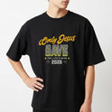 Camiseta com estampa frontal de "Only Jesus Save" acompanhada de "The Life's Good 2026" entre estrelas e símbolos, e estampa traseira de "God is Good".