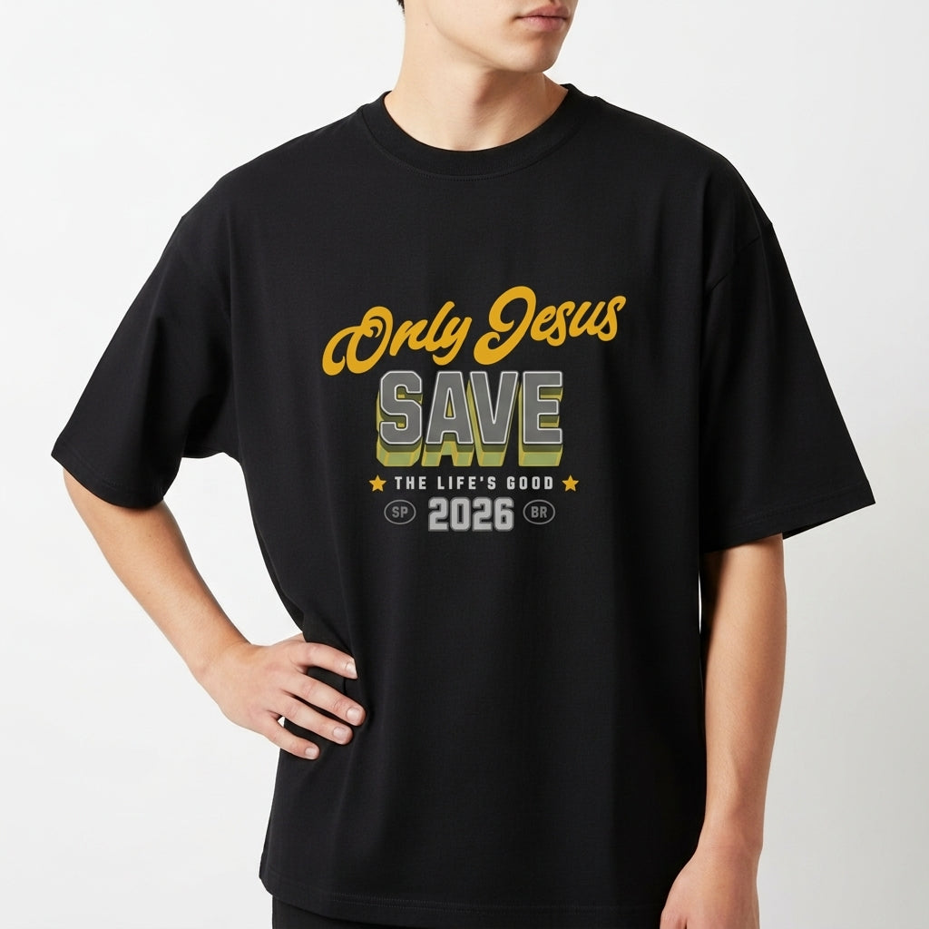 Camiseta com estampa frontal de "Only Jesus Save" acompanhada de "The Life's Good 2026" entre estrelas e símbolos, e estampa traseira de "God is Good".