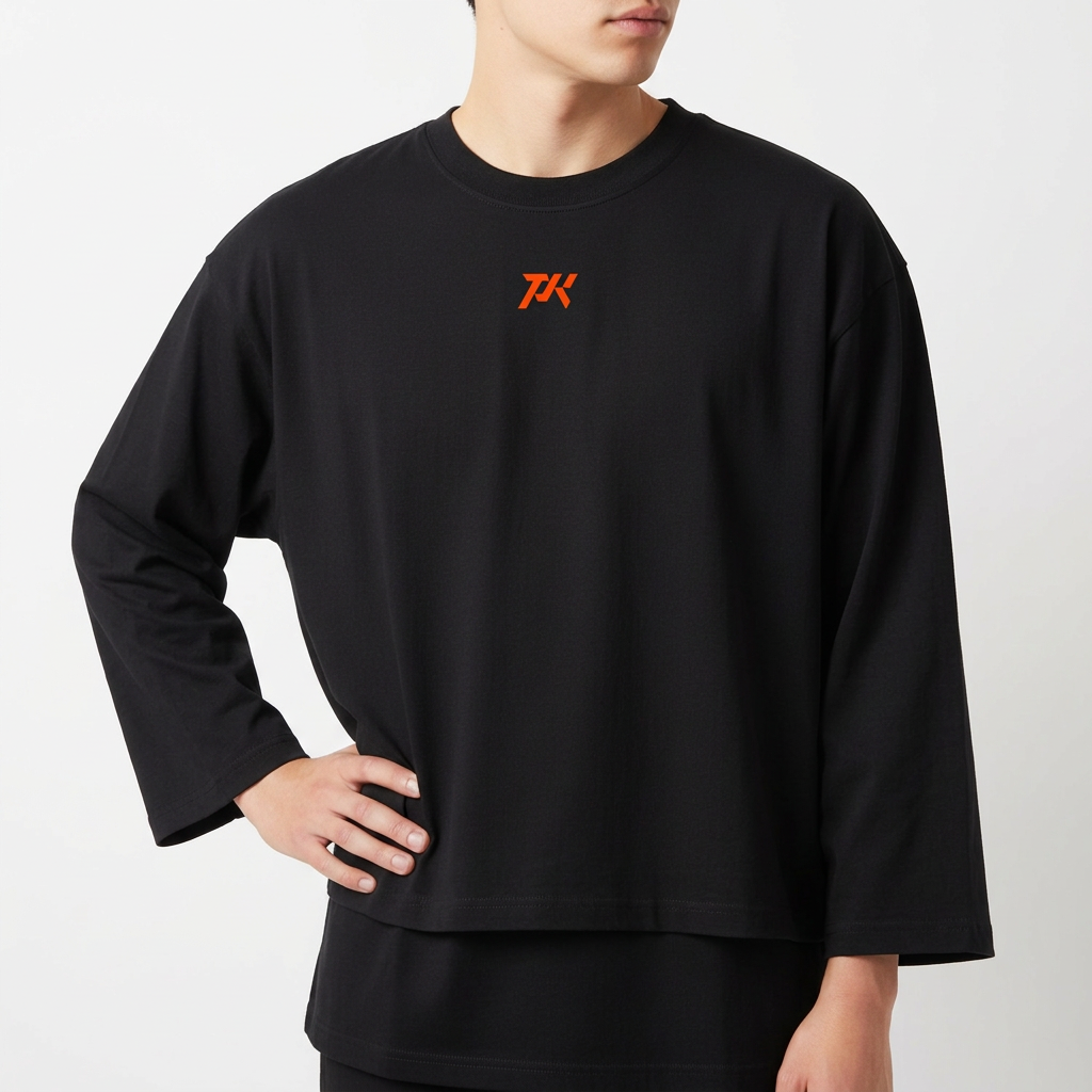 Camiseta com estampa frontal de iniciais estilizadas "PK" e estampa traseira de ilustração tribal com texto motivacional sobre treino.