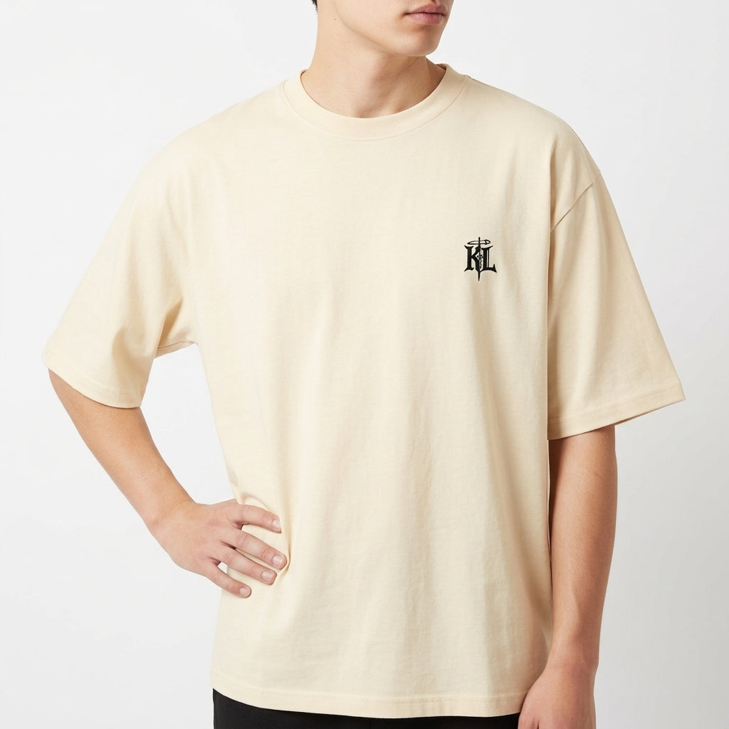 Camiseta com estampa frontal de logotipo estilizado "KRL" e estampa traseira de figura musculosa sem camisa com machado, texto "I have no enemies" e elementos gráficos.