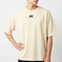 Camiseta com estampa frontal de logotipo com letras estilizadas em tamanho reduzido e estampa traseira de letras grandes em estilo abstrato e arrojado.