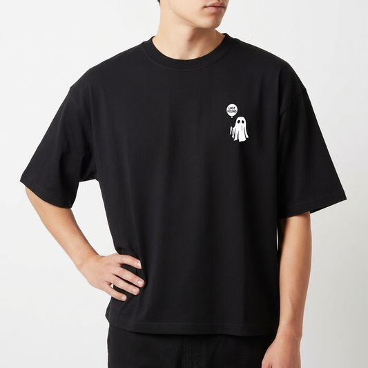 Camiseta com estampa frontal de pequeno fantasma ao lado de um balão.