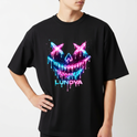 Camiseta com estampa frontal de rosto estilizado com olhos em "X" e sorriso largo, ambos escorrendo em efeito neon, junto à palavra "LUNOYA".