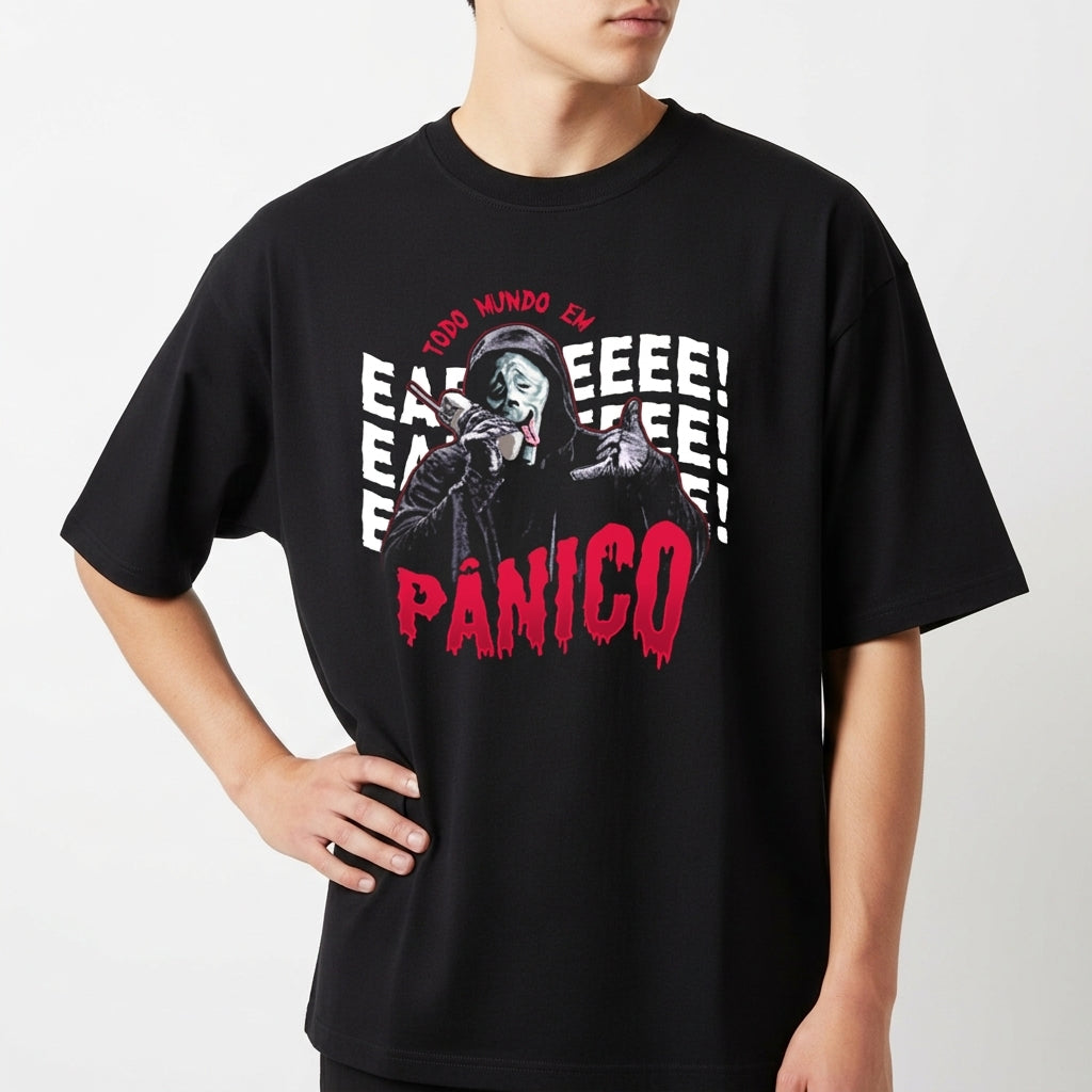 Camiseta com estampa frontal de personagem mascarado segurando um rádio, cercado por letras grandes repetidas e a palavra "Pânico" em destaque.