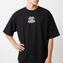 Camiseta com estampa frontal de lettering estilizado "God is Good" e estampa traseira de ilustração de anjo com a palavra "Justice" e detalhes de texto.