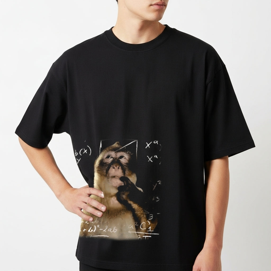 Camiseta com estampa frontal de macaco cercado por fórmulas matemáticas complexas, criando um contraste intrigante entre o animal e os cálculos.