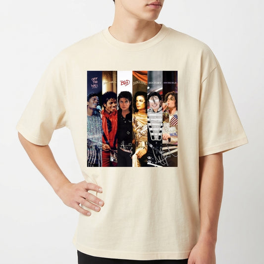 Camiseta com estampa frontal de colagem de capas de álbuns icônicos, retratando um artista famoso em diferentes poses e trajes marcantes.