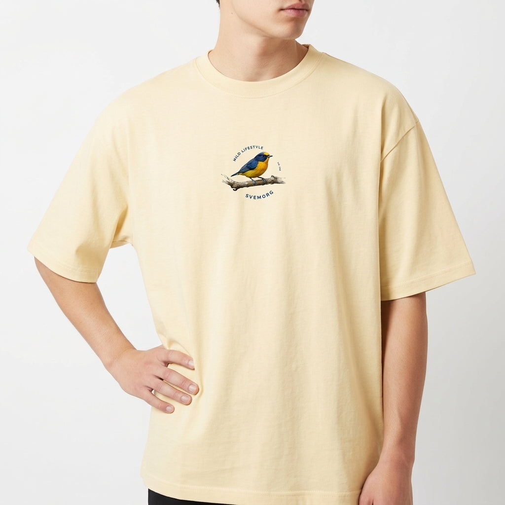 Camiseta com estampa frontal de um pássaro sobre um galho, rodeado por um texto circular e estampa traseira de um pássaro com texto "Fim Fim Zoowear".