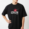 Camiseta com estampa frontal de texto "LIZZYEØRP. 202X" acompanhada de um brilho de luz vermelho intenso, gerando um efeito de destaque.
