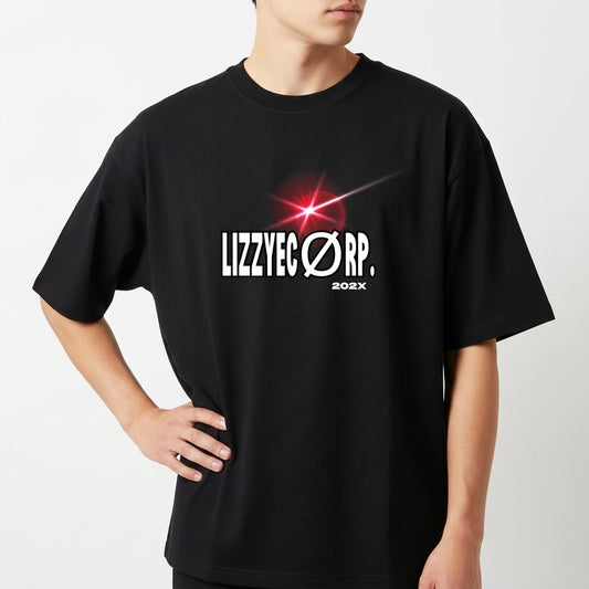Camiseta com estampa frontal de texto "LIZZYEØRP. 202X" acompanhada de um brilho de luz vermelho intenso, gerando um efeito de destaque.
