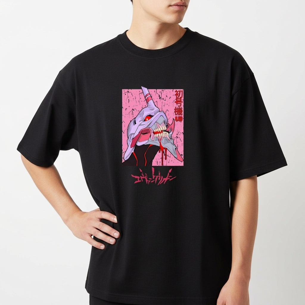 Camiseta com estampa frontal de um robô estilizado em traços de arte japonesa, detalhes futuristas e letras em estilo oriental ao redor.