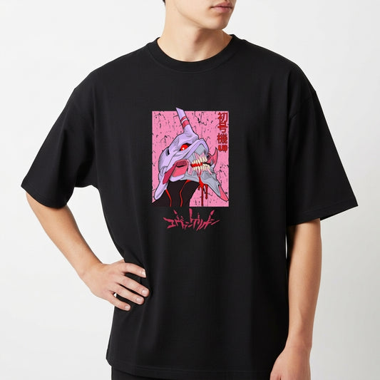 Camiseta com estampa frontal de um robô estilizado em traços de arte japonesa, detalhes futuristas e letras em estilo oriental ao redor.