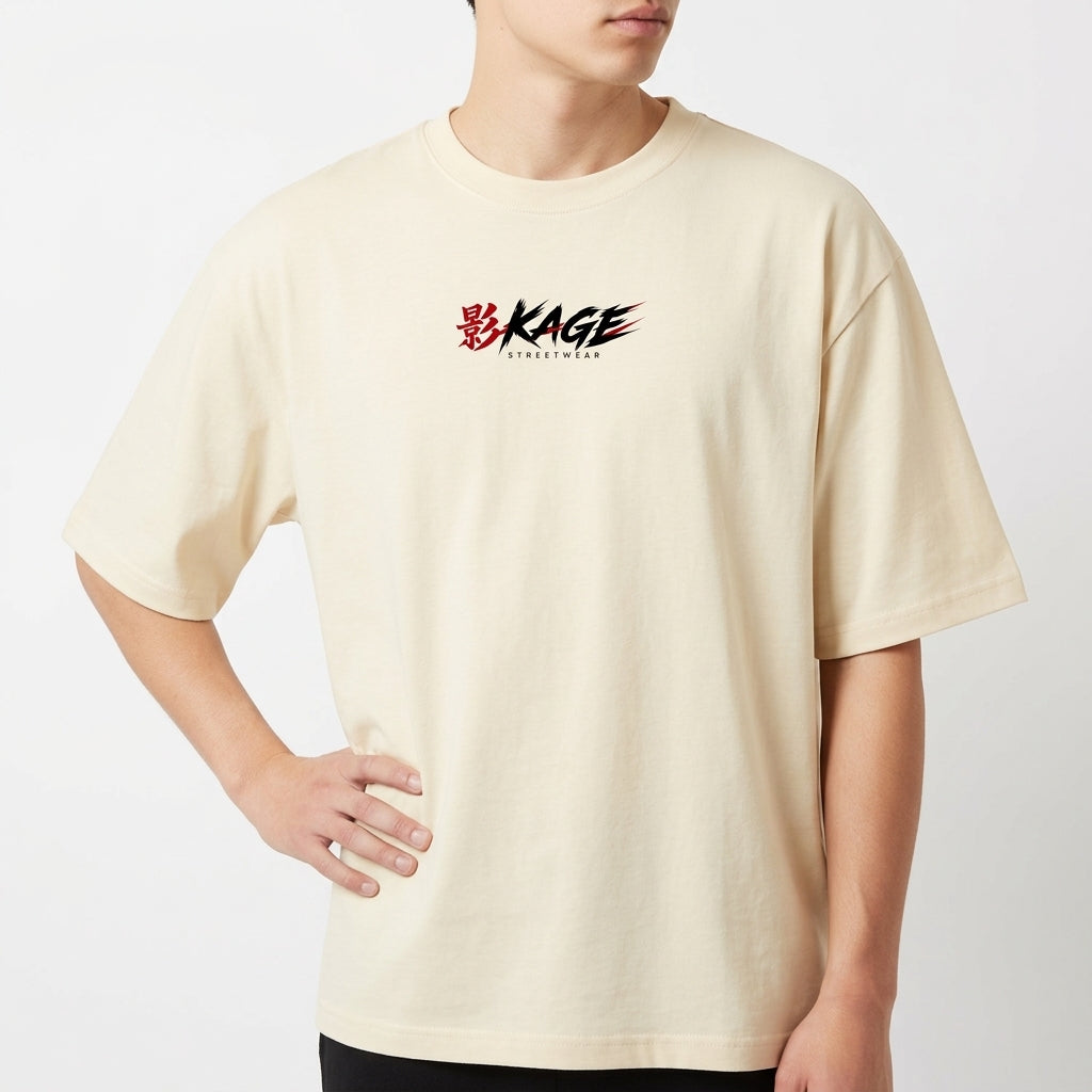 Camiseta com estampa frontal de letras estilizadas ao lado de um caractere asiático e estampa traseira de uma personagem em estilo mangá com detalhes dinâmicos.