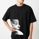 Camiseta com estampa frontal de rosto de bebê em perfil com expressão serena e dedos apoiados no queixo em estilo fotorrealista minimalista.