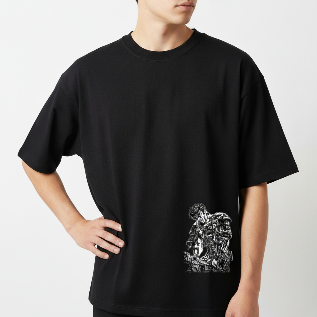 Camiseta com estampa frontal de personagem em armadura detalhada e estampa traseira com texto estilizado em escrita gótica chamativa.