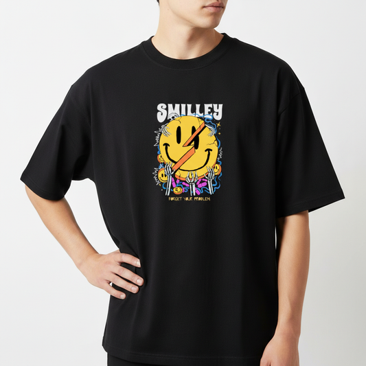 Camiseta com estampa frontal de rosto sorridente derretendo, atravessado por raio, rodeado por elementos gráficos coloridos e frase "Forget Your Problem".