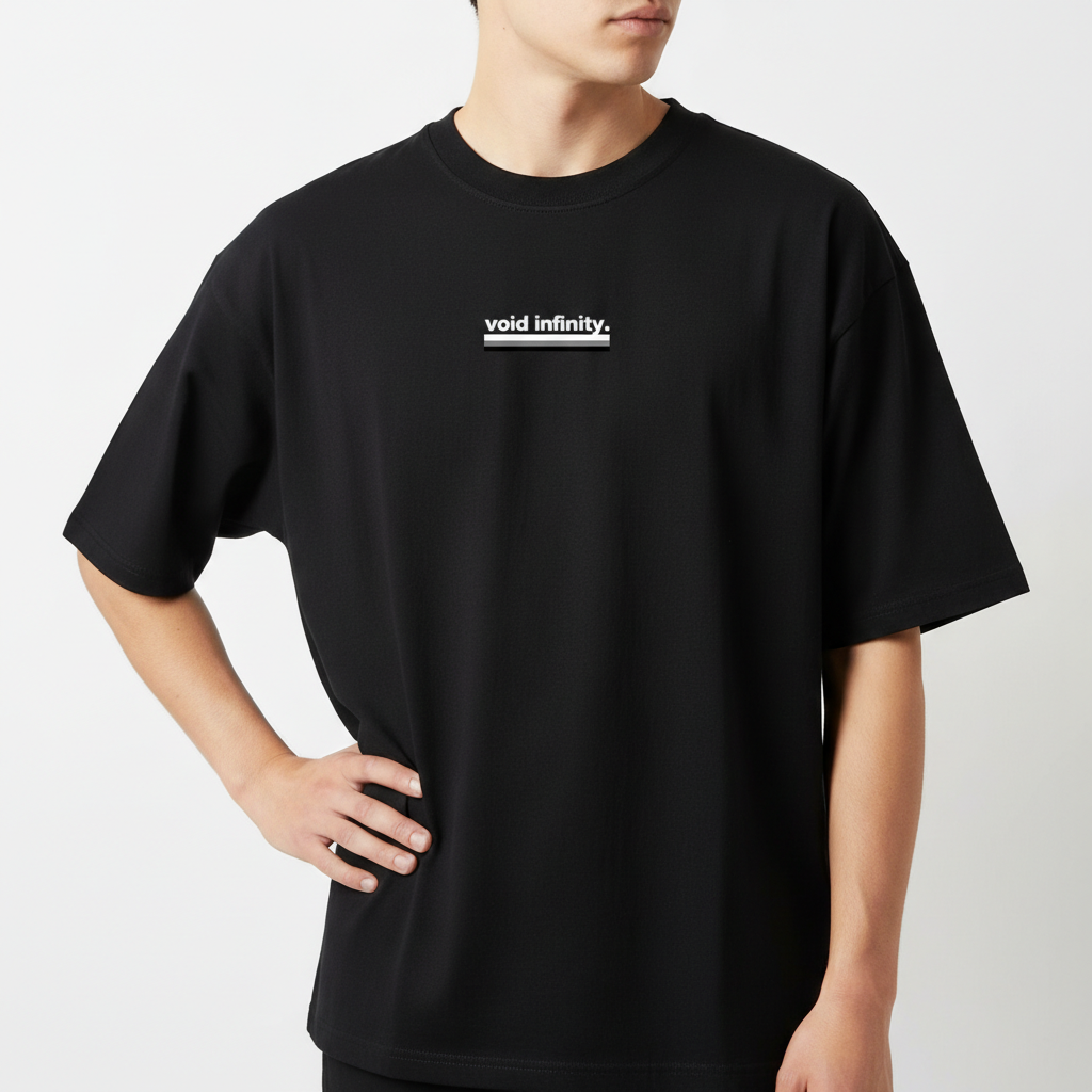 Camiseta com estampa frontal de texto "void infinity." em letras pequenas e negrito, acompanhada por uma linha sublinhada abaixo do texto.