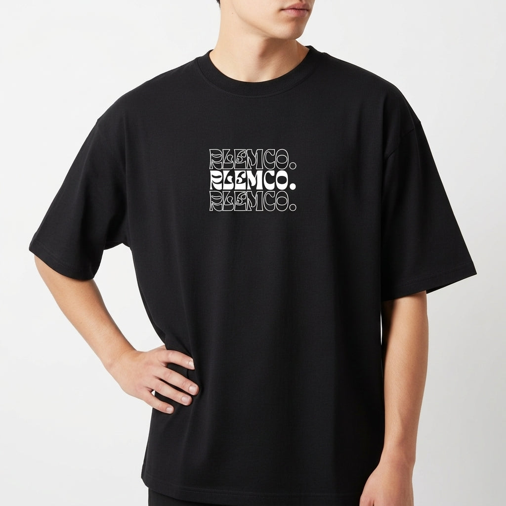 Camiseta com estampa frontal de três repetições da palavra "CÓSMICO" em alinhamento vertical, utilizando um contorno detalhado.