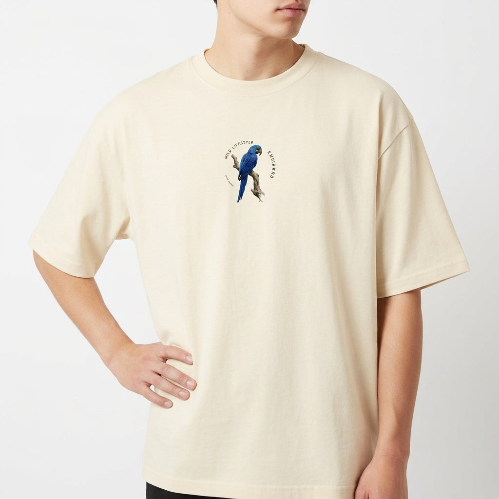 Camiseta com estampa frontal de arara azul em postura lateral com texto circular pequeno e estampa traseira de arara azul maior com texto "ZOOWEAR".