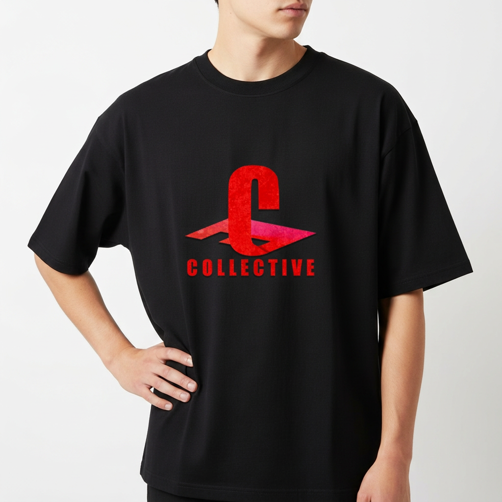 Camiseta com estampa frontal de uma letra "C" estilizada sobre um plano geométrico, acompanhada da palavra "COLLECTIVE" em destaque abaixo.
