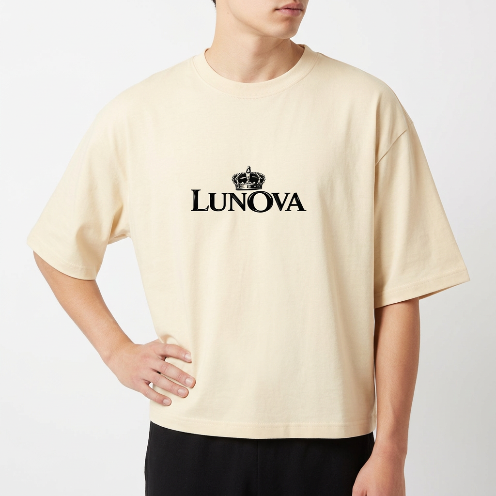 Camiseta com estampa frontal de uma coroa acima da palavra "LUNOVA" e estampa traseira de coroa detalhada sobreposta à palavra "KING".