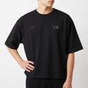 Camiseta com estampa frontal de letras estilizadas "TFK" e "TF#" e estampa traseira de homem levantando peso sob as palavras flamejantes "PULL FROM THE FLOOR".
