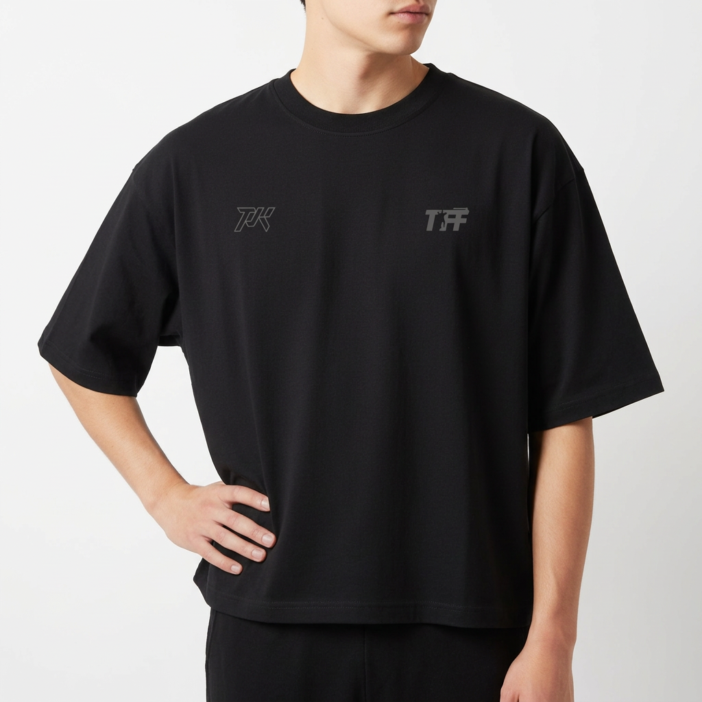 Camiseta com estampa frontal de letras estilizadas "TFK" e "TF#" e estampa traseira de homem levantando peso sob as palavras flamejantes "PULL FROM THE FLOOR".