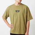 Camiseta com estampa frontal de "IRON DISCIPLINE" em estilo metálico e estampa traseira com "SEM DESCULPAS" em texto destacado acima de "IRON DISCIPLINE".