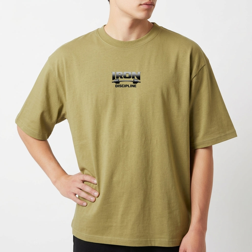 Camiseta com estampa frontal de "IRON DISCIPLINE" em estilo metálico e estampa traseira com "SEM DESCULPAS" em texto destacado acima de "IRON DISCIPLINE".