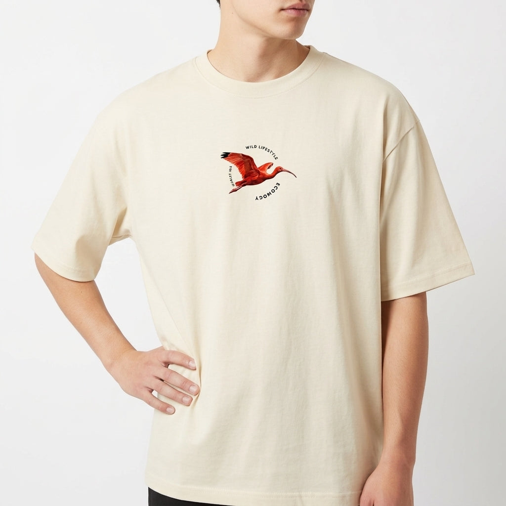 Camiseta com estampa frontal de pássaro em voo com texto curvo e estampa traseira de pássaro em voo acima de frases em destaque, incluindo "GUARA VERMELHO".