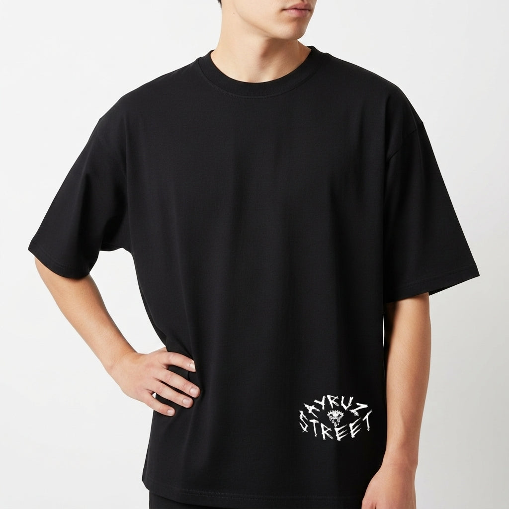 Camiseta com estampa frontal de texto "AYRUS STREET" em tipografia estilizada e detalhe gráfico centralizado e estampa traseira com a palavra "AYRUS".