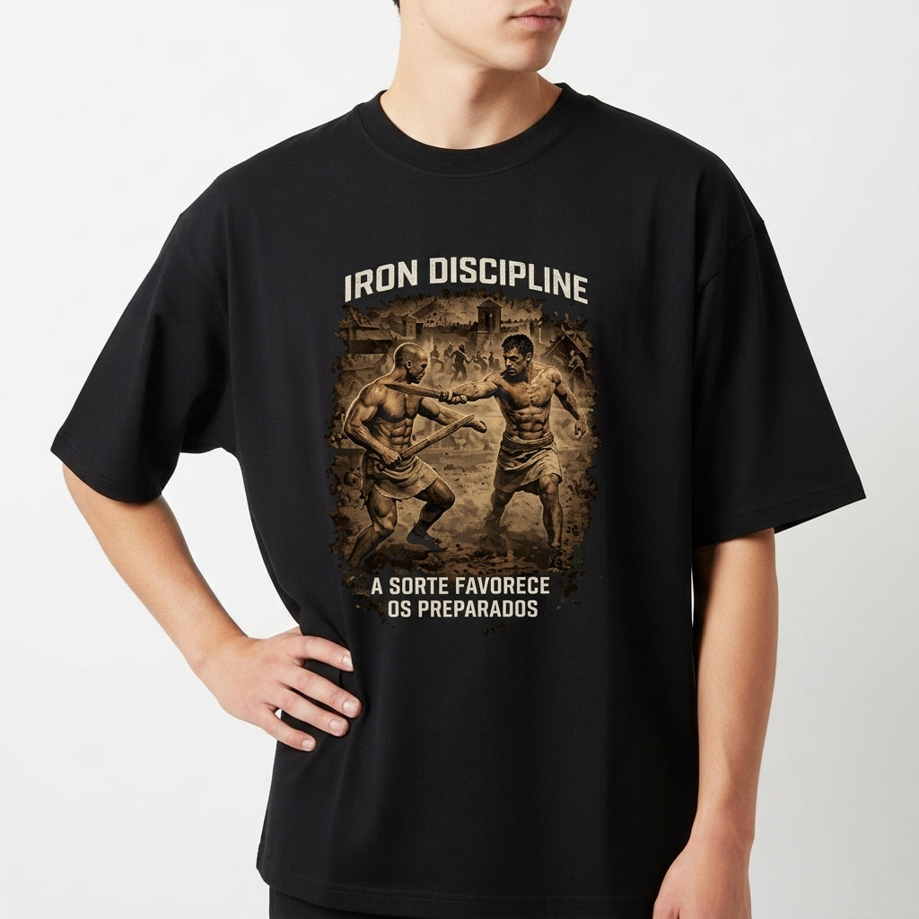 Camiseta com estampa frontal de duas figuras praticando artes marciais em cena detalhada, com textos inspiradores acima e abaixo, e estampa traseira de texto "IRON DISCIPLINE".