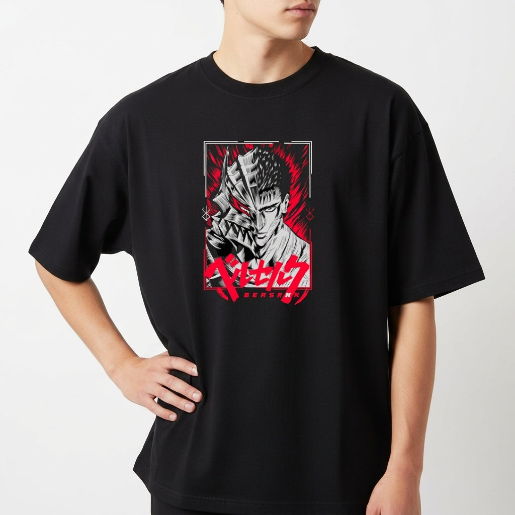 Camiseta com estampa frontal de personagem estilo mangá com expressão intensa, acompanhado por elementos gráficos estilizados e texto em destaque na base.