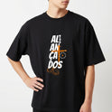 Camiseta com estampa frontal de texto dinâmico sobreposto a elementos geométricos e detalhes gráficos, e estampa traseira com logotipo minimalista.