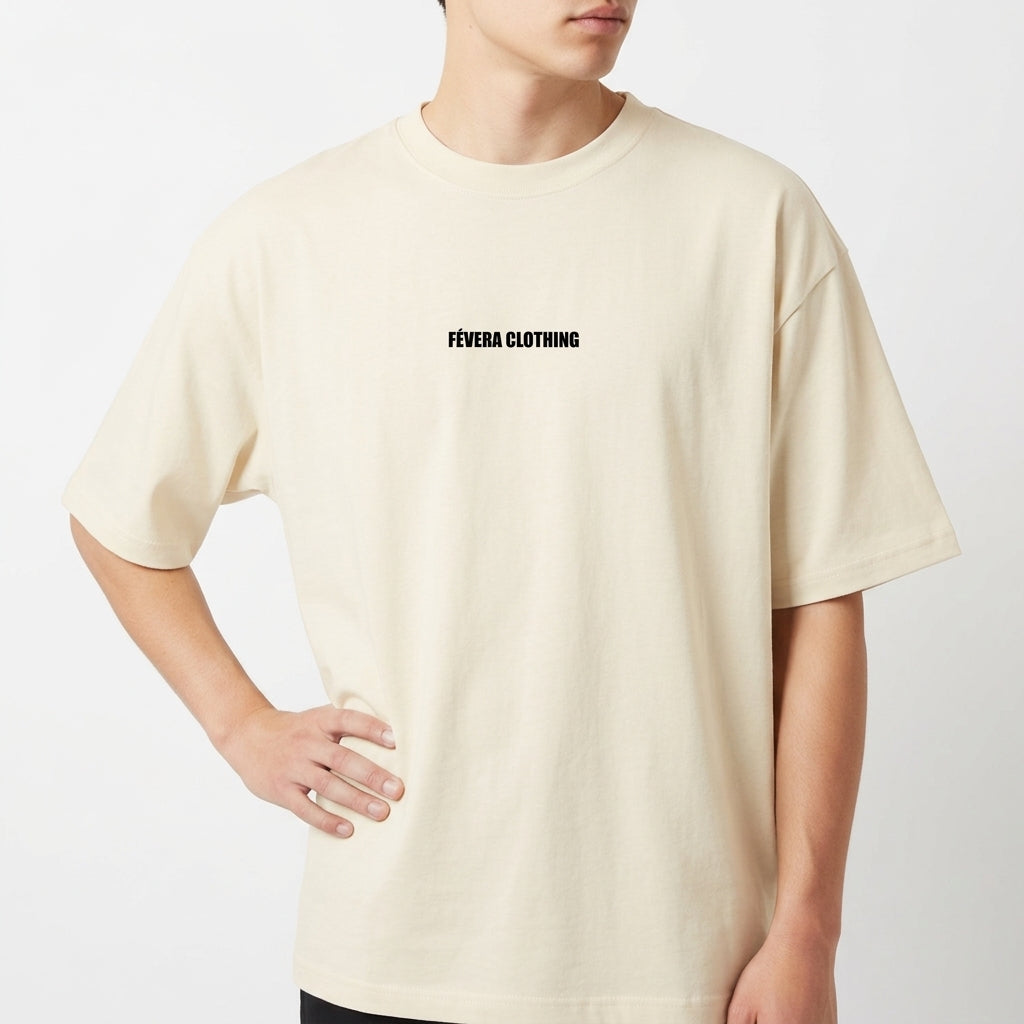 Camiseta com estampa frontal de "Févera Clothing" e estampa traseira de texto bíblico "O senhor é o meu pastor e nada me faltará", salmo 23, e um desenho de ovelha.