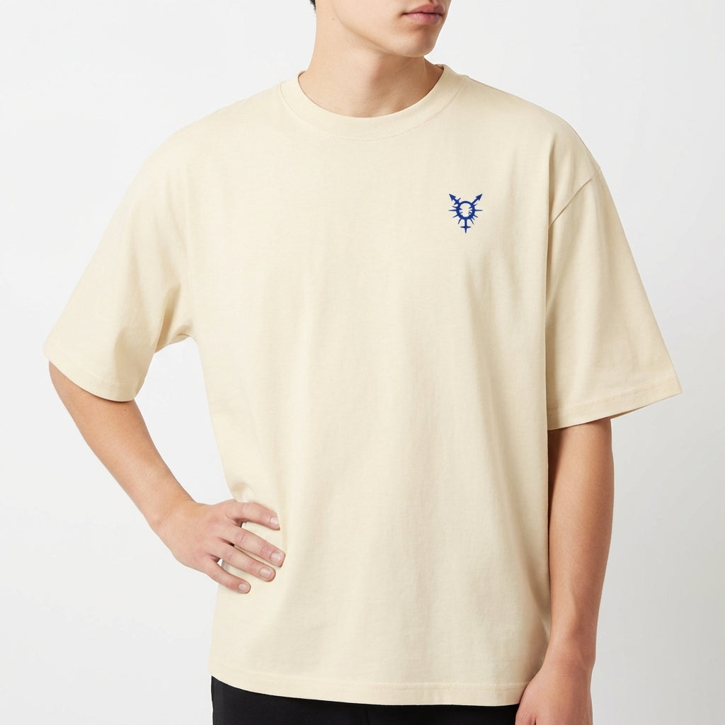 Camiseta com estampa frontal de símbolo abstrato pontiagudo e estampa traseira de cartas de baralho com "ELE QUEM? ELA/DELA" em estilo criativo.