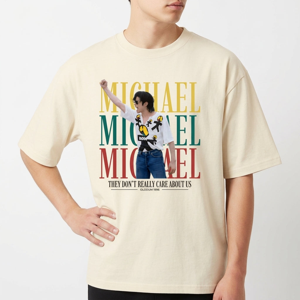 Camiseta com estampa frontal de figura central performática sobreposta a letras grandes em camadas, acima de frase estilizada na parte inferior.