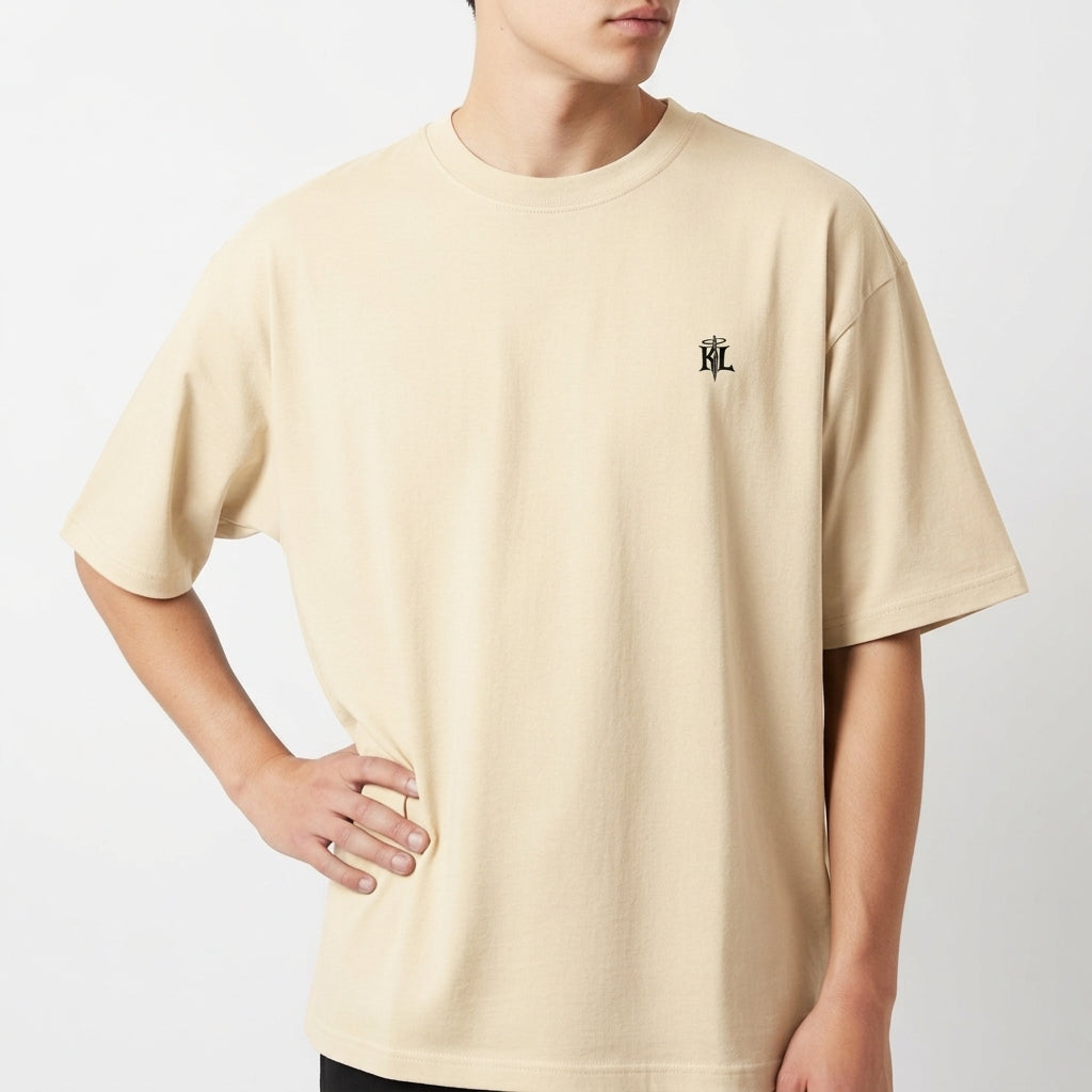 Camiseta com estampa frontal de monograma estilizado e estampa traseira de ilustração de figura crucificada sobreposta a repetição da palavra "JESUS".